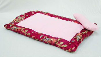 couverture et oreiller rose avec bordure en soie